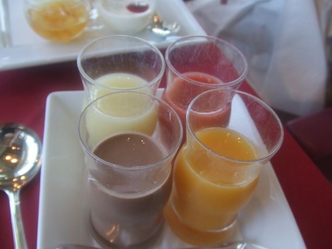 ジュースです。一人につき4種類あります。全てミックスジュースでした。オレンジ＋マンゴー、ラズベリー（？）＋トマト、チョコレート＋コーヒー、白いのは忘れてしまいました。すべて3口ほどで飲み干せる量でした。私はマンゴーのジュースが好きでした