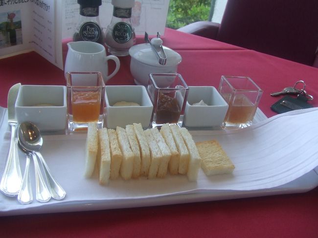軽く焼いたトーストに、ホテル特製のジャム、バター、クリームチーズをつけて食べます。トーストは一口サイズでした。全てとっても美味しかったです。ホテルの売店でも売ってるそうで買って帰ろうと思ってたんですが、忘れてしまいました。