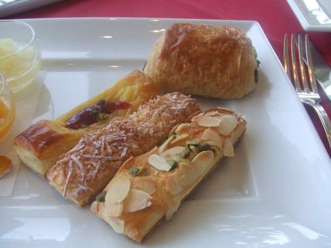 パンは10種類くらいありました。好きなだけ選べます。全てとっても美味しかったです。パンもいろいろな種類が食べれるようにか全て小ぶりでした。欲張って4つも頼んだら、最後はちょっときつかったです。<br />好きなだけ食べられるので、他のお客さん（男性）にはおかわりをすすめていました。