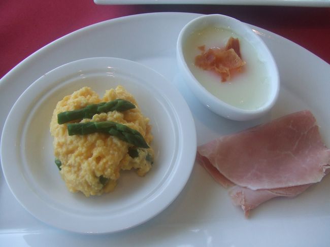 卵料理はスクランブルエッグ、半熟卵、目玉焼きから2種類選びます。<br />これだけは注文を受けてから作るためか来るのが少し遅かったです。朝ごはん唯一の塩味です（笑）