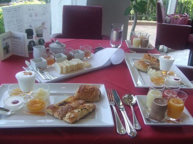いろいろなものが少しずついただけるので品数はとても多く、テーブルいっぱいになりました。食後にカフェオレもありました（コーヒーと牛乳がくるので自分好みにブレンド）<br />とっても女性好みの朝食だと思いました。甘いものが苦手な人には少しきついかもです。私たちはもちろんほぼ完食しました☆ただ食べた時間が9時と遅かったせいか結局これがブランチになりました^^;