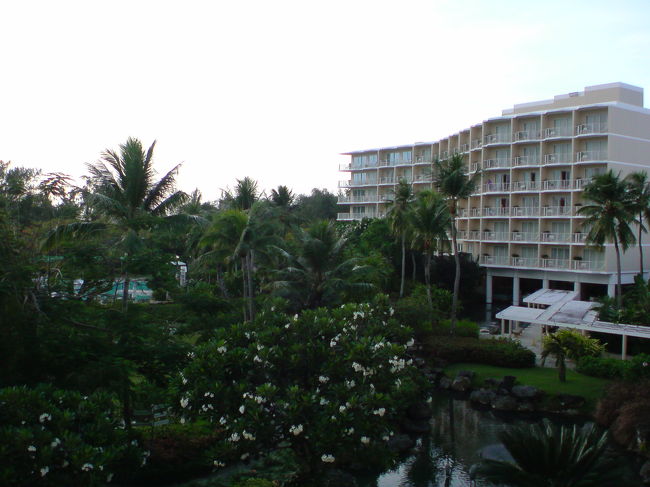 宿泊はハイアットリージェンシーサイパン。<br />最安値のゲストルームだったので、部屋の感じは清潔感が漂ってはいましたが、設備・広さは普通でした。<br />スタッフの対応は抜群でしたね。常に笑顔で受け答えしていただきました。<br /><br />到着初日はこんな感じで曇っており、天気予報もあまり良くなかったので、今後の天気が心配でした。