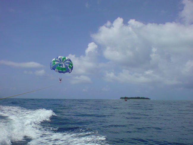 パラセイリングにチャレンジ。<br />宙に浮いてから上に上がって行くにつれ、どんどん周りの音が消えていき、もの凄く静かな世界に・・・見晴らしが良い以上に、この感覚が新鮮でした。