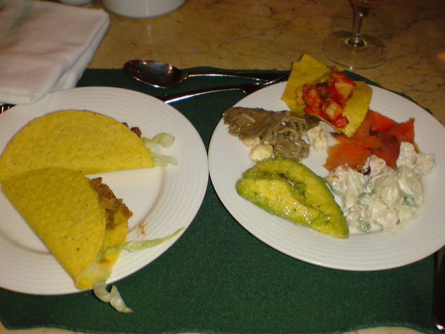 2日目の夕食は、ハイアット内の「キリカフェ」で。<br />キリカフェのディナーは日替わりのビュッフェになっていて、毎日異なったテーマ（地方）の食材が並びます。<br />この日はメキシカン。ワタクシたち夫婦はメキシカンが好物なので、旅行に行く前から期待していました。できたてのファヒータスがおいしかったです（凄く辛かったですが）。<br />＄３３でビールとアイスティーも飲み放題、デザートも充実と来ては、お得な内容ではないでしょうか？（日本の感覚であって、海外ではもっと安く食べたいという向きもあると思いますが）