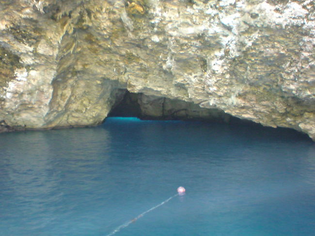 3日目はマリアナストレッキングのバイク（自転車）アドベンチャーツアー。まずは車でサイパン島北部の観光名所を回ります。<br /><br />写真は有名なダイビングスポット、「グロット」の入り口。ここに来るまで急な階段が続き、怖かったです。