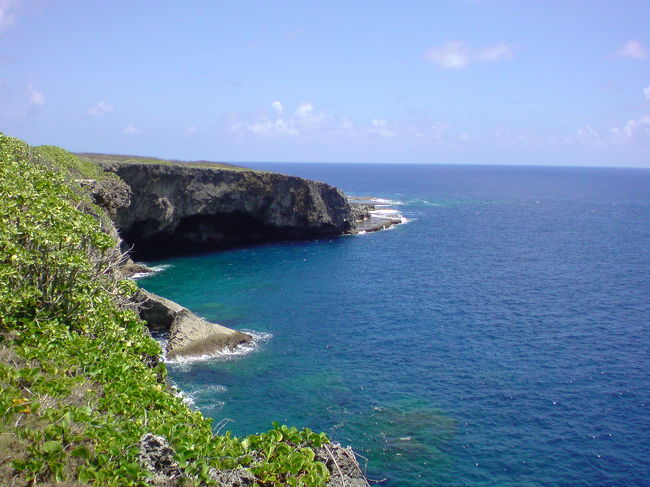 ジャングルを抜けると、そこは「バンザイクリフ」。<br />太平洋戦争末期、ここでも多くの日本人が、追い詰められて海に向かって身を投げました。<br /><br />紺碧の海に亡き人を思い、念仏。