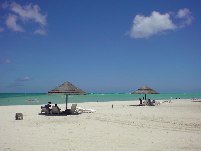 3日目は木曜日という事で、ホテルの前で「ガラパン・ストリート・マーケット」が行われていたのですが、写真を取り忘れ（＾＾；）<br />そこで買った中華弁当を食べた後、あまりの疲れに二人そろってバタンキュー（×＿×）<br /><br />最終日はホテルでゆっくり。行きそびれていたハイアット前のビーチの写真です。<br /><br />ワタクシは二度目のサイパンでしたが、一度目よりかなり楽しい旅になりました。お金は掛かりますが、しっかりオプションツアーを利用するといろいろ楽しめますね。まあ、美しい自然が残るサイパンなら、何もせずにボーッとするのもありですね。<br /><br />正直、街は寂れてしまっていますが、栄えているグアムにはない良さが、サイパンにはあると思いました。