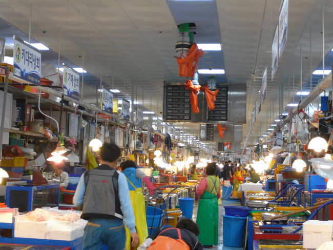 ジャガルチ市場の建物内。