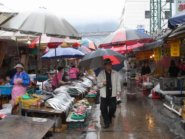 港沿いに露店が続きます。