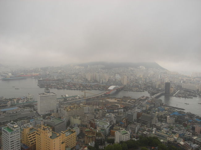 釜山タワーからの景色。<br />なぜかタワーと名の付く所は登ってしまいます。<br />天候が悪かったので残念ながら眺めはいまいち。<br />天気が良ければかなり遠くまで見えるそうです。