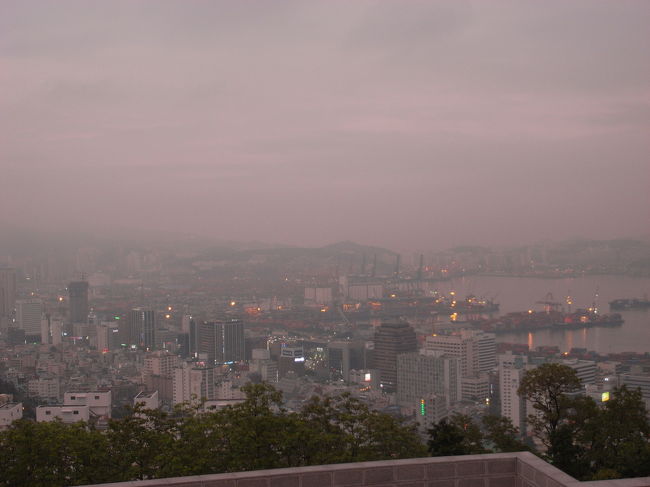 歩いて民主公園まで。急な坂で結構疲れました。<br />民主公園へはバスの利用をお勧めします。
