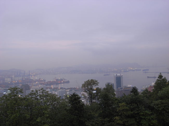 日が暮れ始めました。<br />夜景を楽しみにしていたのですが、もやがかかっており残念です。
