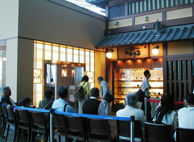 往復のチケットは、アシアナ航空のホームページから申し込みました。航空券が発券されないｅチケットを選択しました。席待ちのお店の前です。