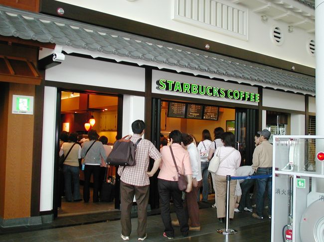 こちらのスターバックスのお店の前も、行列が出来ていました。私の場合、チェックインを済ませた後、裏通り（？）のお店にしました。