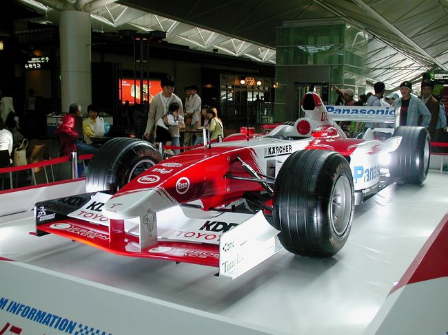 広場に展示してあったスポーツカーです。多分F1レース用でしょう。TOYOTA以外にKDDI、パナソニック等の宣伝文字もありました。