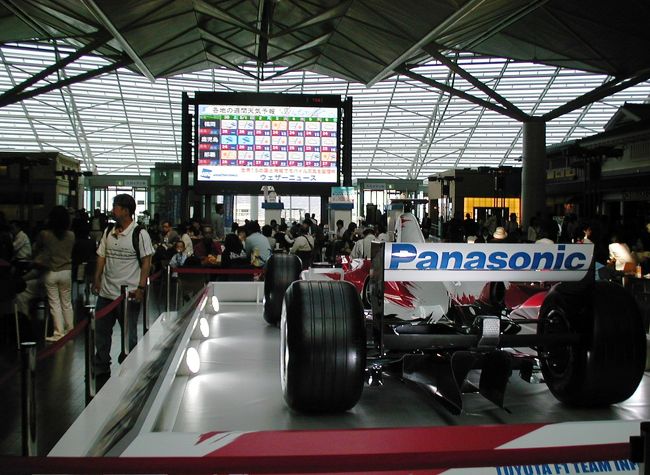 このフロアーには椅子とテーブルが沢山ありました。お店で買い求めたり、持ち込んだお弁当が食べられる空間になっていました。