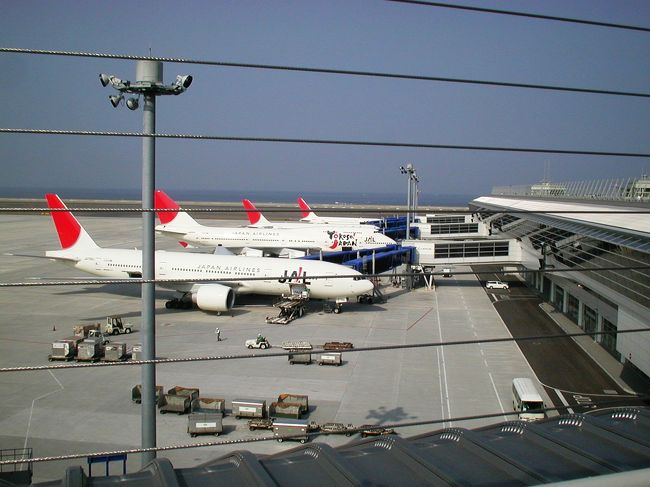 屋外デッキからの光景です。真っ白な胴体に赤い尻尾の機体が4機並んで駐機していました。JALの所有機です。