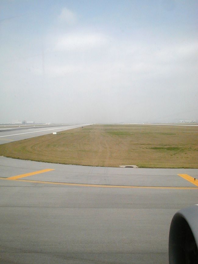 離陸間際の光景です。離陸許可が出れば、右に舵を切って滑走路です。