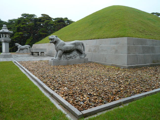 　まずは伝東明王陵と眞坡里古墳群。平壌から車で３０分程の場所にあり、気軽に行けます(海外からの観光客は)。ユネスコＨＰの遺産概要の写真はここです。