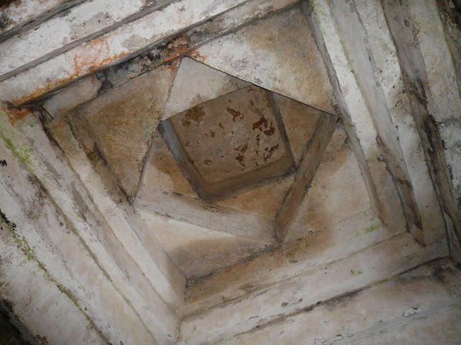 　ここは壁画古墳ではないが、内部では古墳の建造様式を観察できる。平行三角持送り式の古墳は独特かつ美しい。<br />　内部撮影は自由。