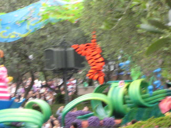 後ろ向きでも跳ねてました。