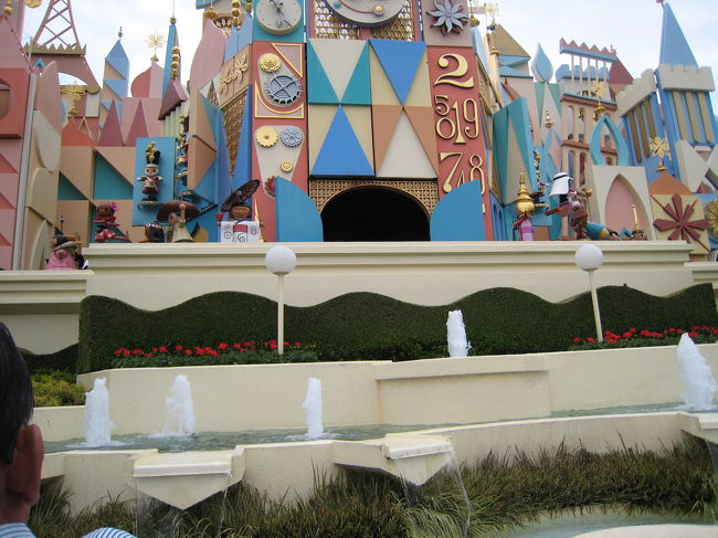 時間が来るとイッツ ア スモールワールドから人形が出るみたいです。でも人はすごかった。。