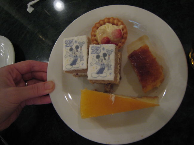 夕飯のデザートです。こういうのにも25周年の記念物がありました。