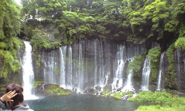 水滴が細かく，結構な確率で虹がかかる滝だそうです。わーそれも素敵だな。