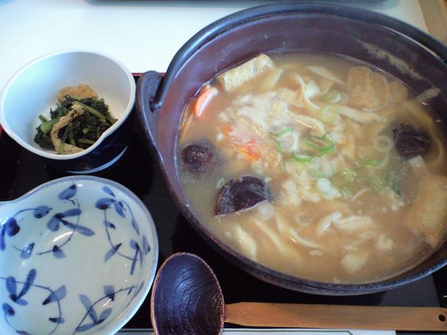 本栖湖畔でお昼。山梨名物ほうとうです。