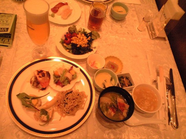 夕食は，レストラン富士にてバイキング。<br /><br />全てが平均的に美味しかったんだけど，エクシブ京都の時みたいに感動的な美味しさって感じたものはなかったかも。やっぱり京都の方がちょっとランク上かしら。<br /><br />あっっ，，お寿司は４人の全員一致意見で美味しくないとの意見に至りました。お寿司以外のものを召し上がるのをお勧めします。