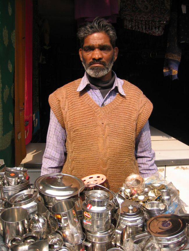 道端で金物を売るおっさん。<br />やる気ねーな。<br />インドで商魂逞しくないのは逆に新鮮。