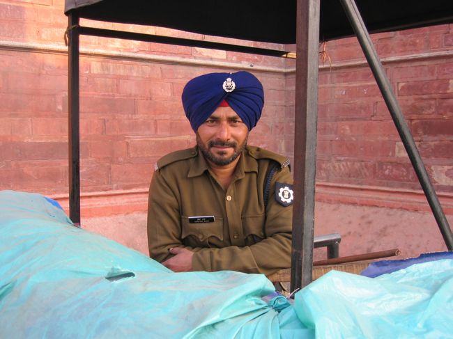 ラールキラーの守衛？の兄さん。<br />インド人にしては珍しくイケメン風（笑）