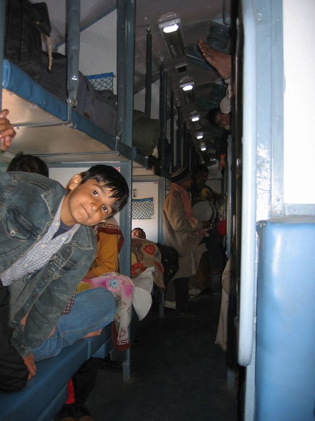 この電車！<br />これが寒いんだよぉぉぉぉ！！！！<br />インド人の皆さんはかなりかさばるだろうにごっつい毛布を持参したりしてました。<br />いや、それが正解だよ・・・。