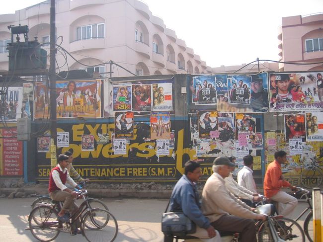 壁にインド人の大好きな映画なんかのポスターがいっぱい。<br />インド映画や音楽はとりあえず歌って踊ればALL OK!な感じのばっか。<br />バラードとか聴きたくならないのか？