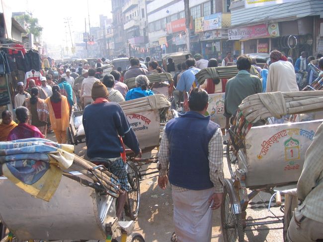 こんだけぎゅうぎゅうで目的地にたどり着けるんだろうか・・と不安になるけど何故かちゃんと前に進める。<br />とにかく人もリキシャも車も牛も・・多すぎ！！