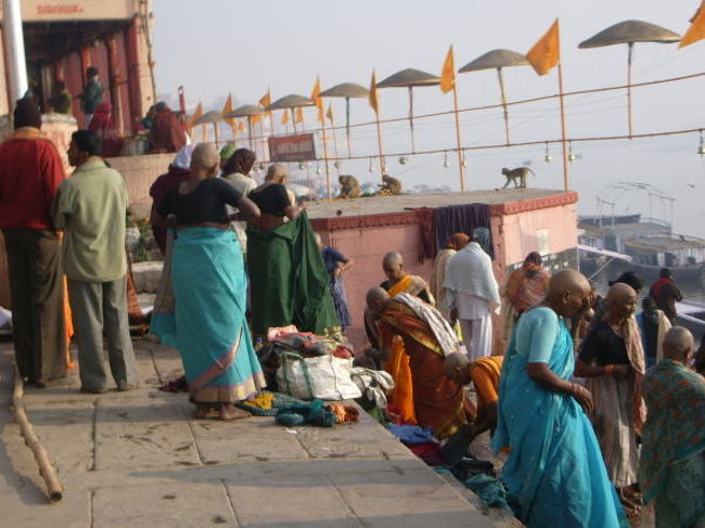 ガンジス河で沐浴する人たち。<br />宗教なんか信じてない日本人でもガンガーを見てるとなんだか不思議な気持ちになる・・・気がする。