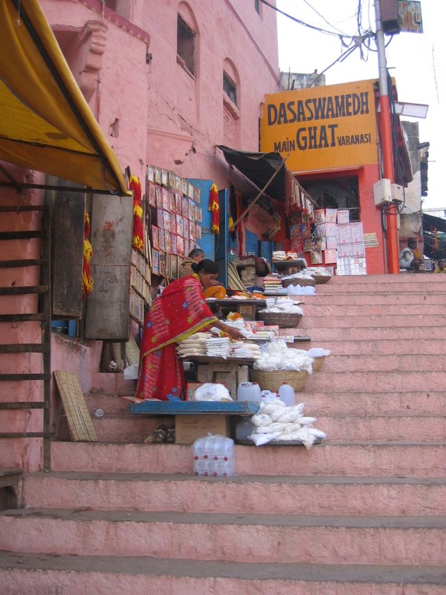 ガンジス河の側で白い金平糖みたいなものを売っている。<br />不味いに決まっているので絶対買わないけど気になって仕方ないんだよなー。