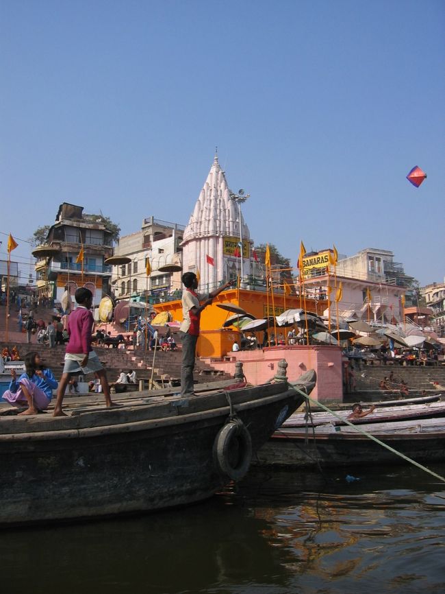 バラナシの冬は凧揚げブーム。<br />老いも若きもみーんな楽しそうに凧揚げ。<br />正月が近いからとかは関係なさそうだけどね。