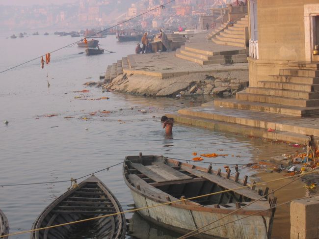 沐浴中の人。<br />聖なるガンジス河で沐浴も洗濯も風呂も歯磨きも水泳もトイレも何もかもをしちゃうインド人。<br />なんか分からんけど勝てません、この人達には。