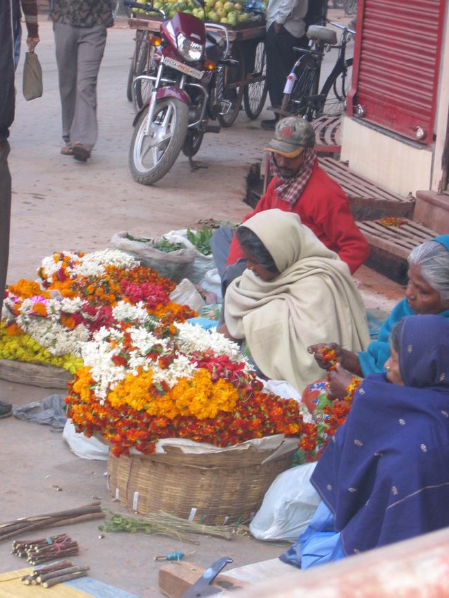 花を売る人達。<br />手前の木の枝は歯ブラシ。