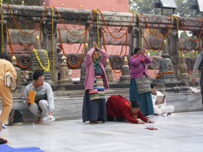 五体投地する３ババ。<br />服の感じからしてチベット人かな？