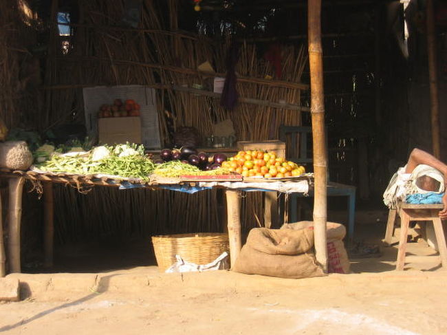 やる気のない八百屋。<br />たぶん営業中。