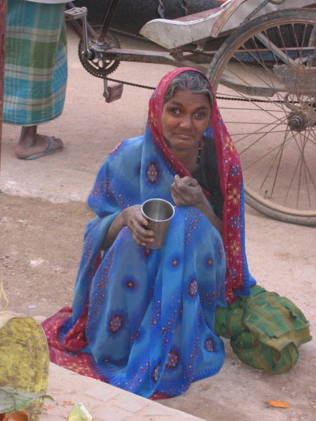 物乞いのおばば。<br />物乞いとはいえ、サリーのセンスが素晴らしい！