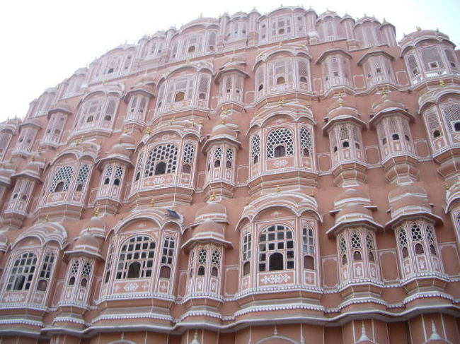 ジャイプール、風の宮殿。<br />綺麗なピンク！<br />ここはピンク・シティと呼ばれているだけあって街がとにかくピンク。