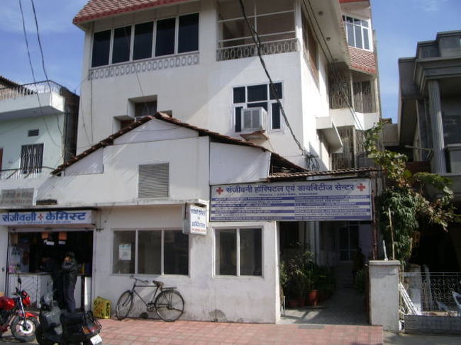 最後に入院したジャイプールの病院。<br />保険を使ったのでデラックスルームなるお風呂もトイレもあり暖房も効いてて大きな薄型ＴＶのある部屋に！<br />正直、旅行中のどのホテルより綺麗で豪華だった・・・。<br />清潔だし看護婦さんも優しくて（医者は感じ悪かったけど）ちょっとジ〜ンと来ました。<br />かなり弱ってたんだな、私（笑）