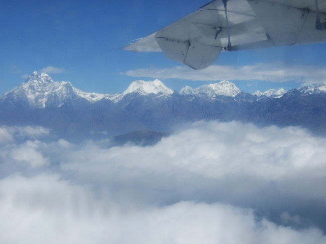 第1日目、飛行機は数時間遅れでカトマンズを飛び立ちルクラへ向かいました。機内からは素晴らしいヒマラヤの眺め。マウンテンフライト・ミニ・バージョン？的。