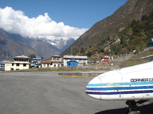 ルクラ空港到着。<br />田舎！