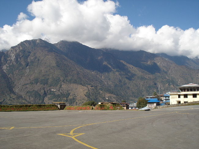 ルクラ空港はこんな山の急斜面にあります。<br />着陸する時、ズドドドドーって感じです。<br />うつらうつらしていた私は衝撃で目が覚めました。