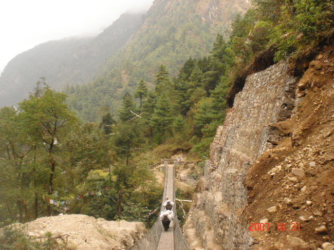 つり橋を渡り。