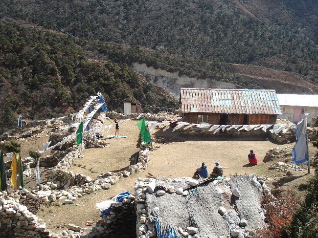 外人がヨガをしていました。<br />ヨガ・マットをトレッキングにまで持ってきているのはすごい。